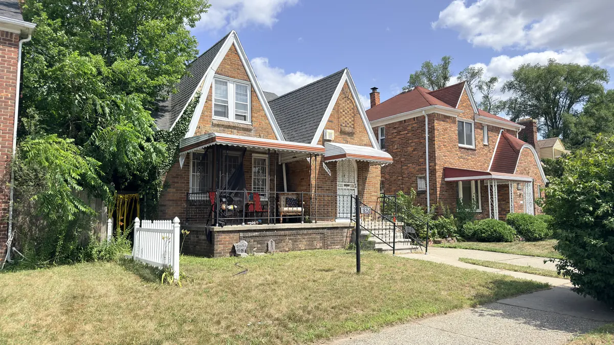 16250 Stansbury — front porch
