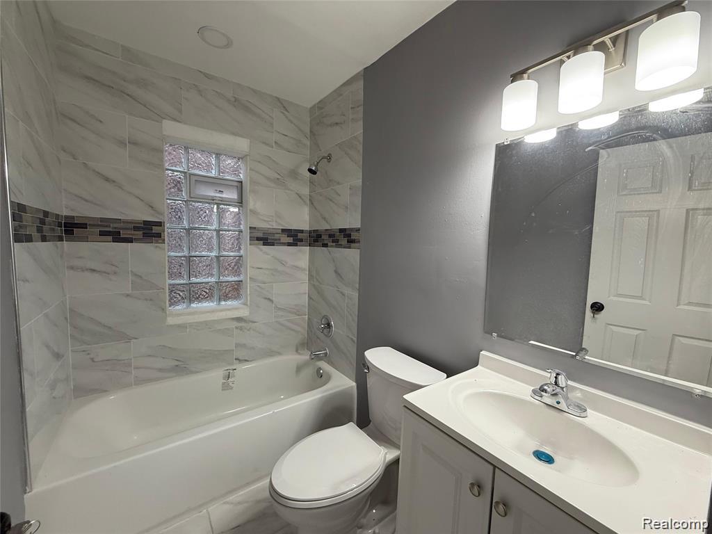 17694 Teppert — finished bathroom with tub
