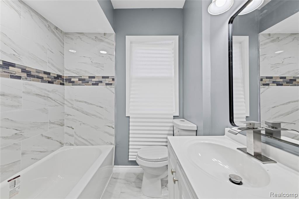 5045 Balfour — finished bathroom with tub