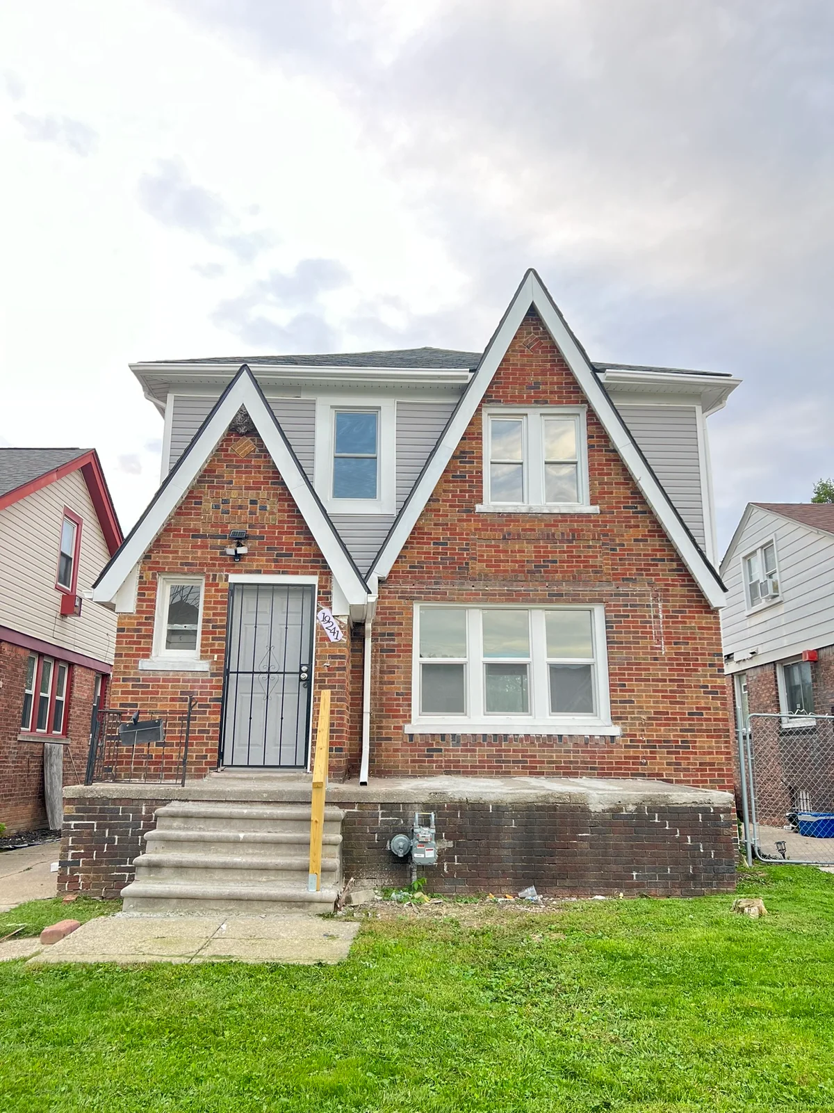 19241 Moenart — front exterior