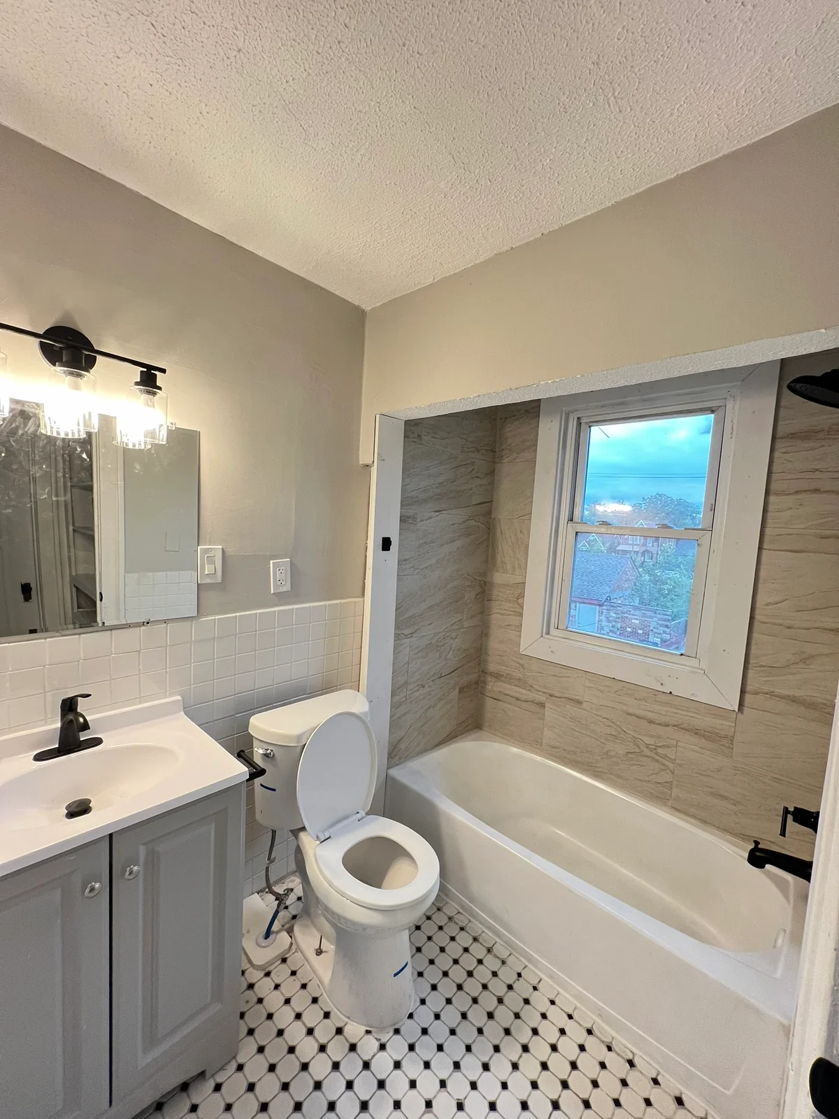 19241 Moenart — bathroom